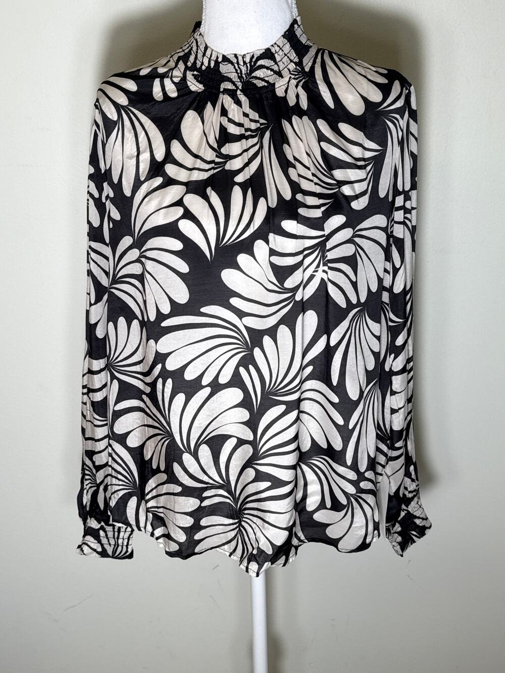 NWT Velvet Black/Cream Mock Neck Top SzM
